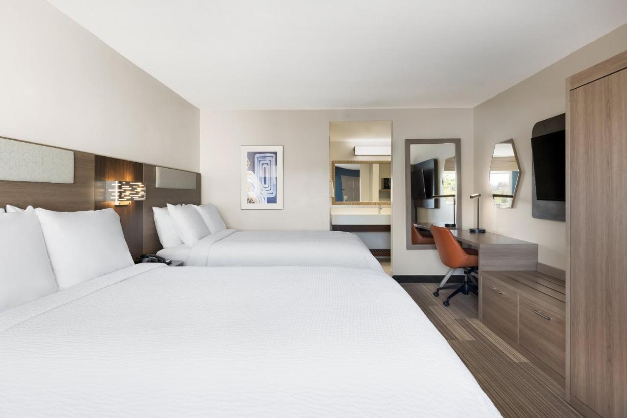 Holiday Inn Express Simi Valley By Ihg Zewnętrze zdjęcie